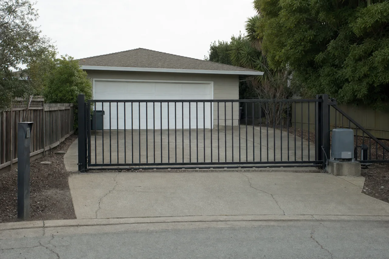 Driveway gate and operator in Springfield, MO